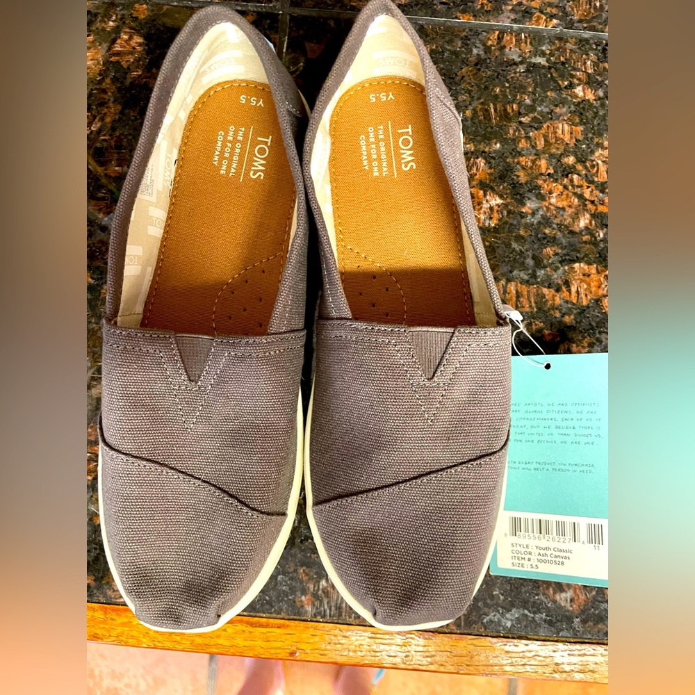 Toms - NWT - youth 5.5